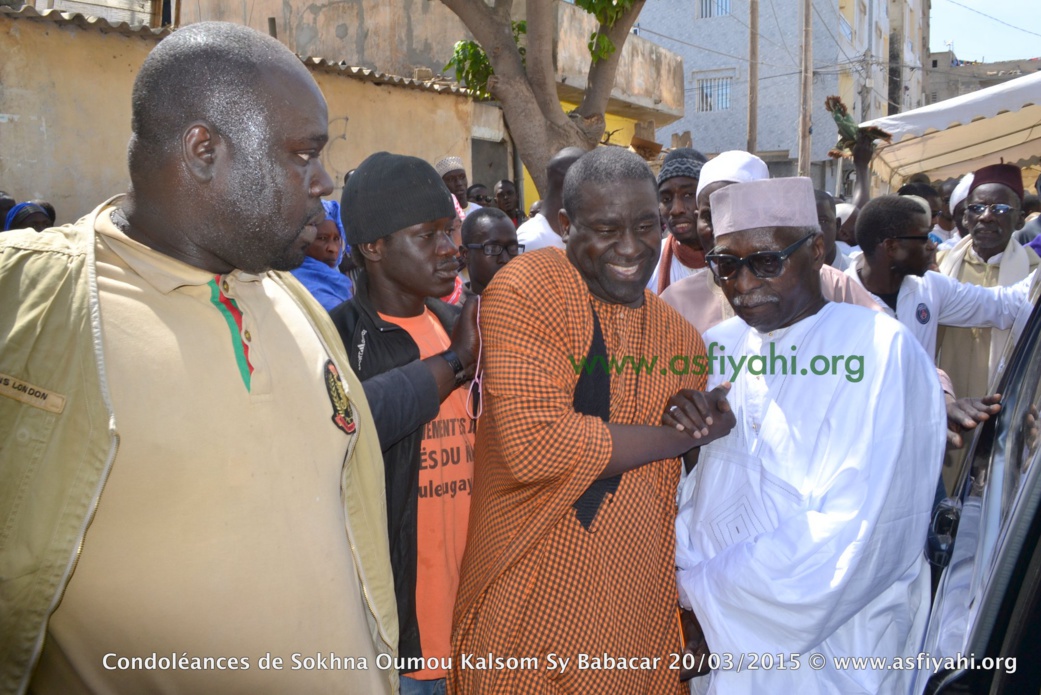 Serigne Cheikh Oumar Sy Djamil accompagnant son Oncle Serigne Mbaye Sy Mansour
