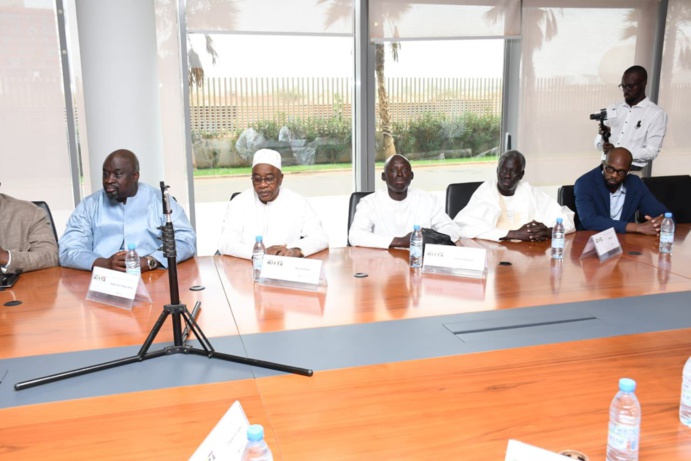 Rencontre entre l'association AJANA et le Ministre des Infrastructures El Malick Ndiaye Rencontre entre l'association AJANA et le Ministre des Infrastructures El Malick Ndiaye