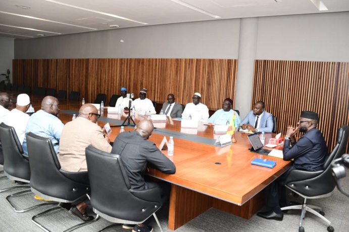 Rencontre entre l'association AJANA et le Ministre des Infrastructures El Malick Ndiaye Rencontre entre l'association AJANA et le Ministre des Infrastructures El Malick Ndiaye