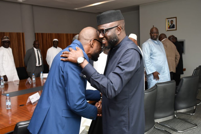 Rencontre entre l'association AJANA et le Ministre des Infrastructures El Malick Ndiaye Rencontre entre l'association AJANA et le Ministre des Infrastructures El Malick Ndiaye