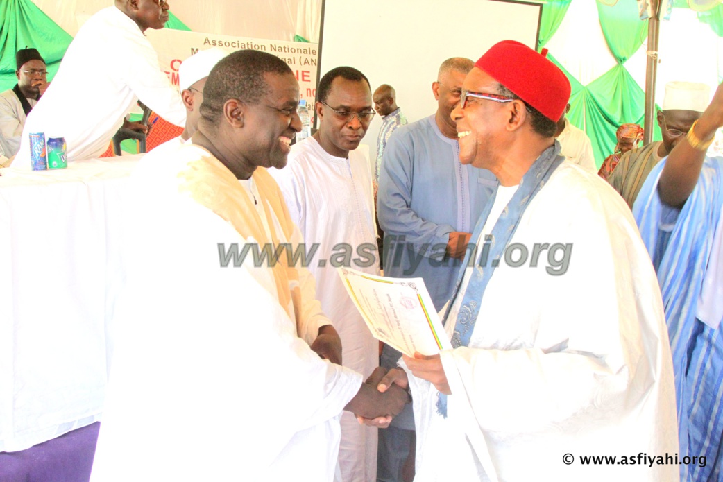 Serigne Mame Ass Sy Djamil remettant  un diplôme de témoignage de satisfaction de l'association à Serigne Cheikhou Oumar SY Djamil