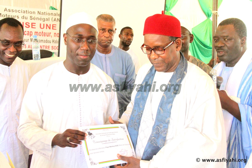 Le Maire de Grand-Yoff recevant un témoignage de satisfaction