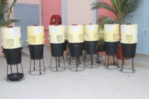 PREVENTION: Le ministre de l'industrie et des Mines Aly Ngouille Ndiaye offre des lave-mains au comité d'organisation PREVENTION: Le ministre de l'industrie et des Mines Aly Ngouille Ndiaye offre des lave-mains au comité d'organisation