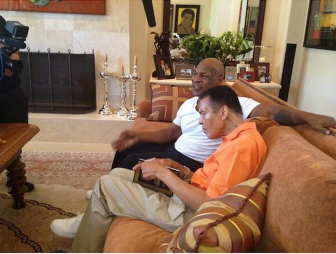 L'une de ses dernieres photos tenant le Coran, en compagnie de Mike Tyson L'une de ses dernieres photos tenant le Coran, en compagnie de Mike Tyson