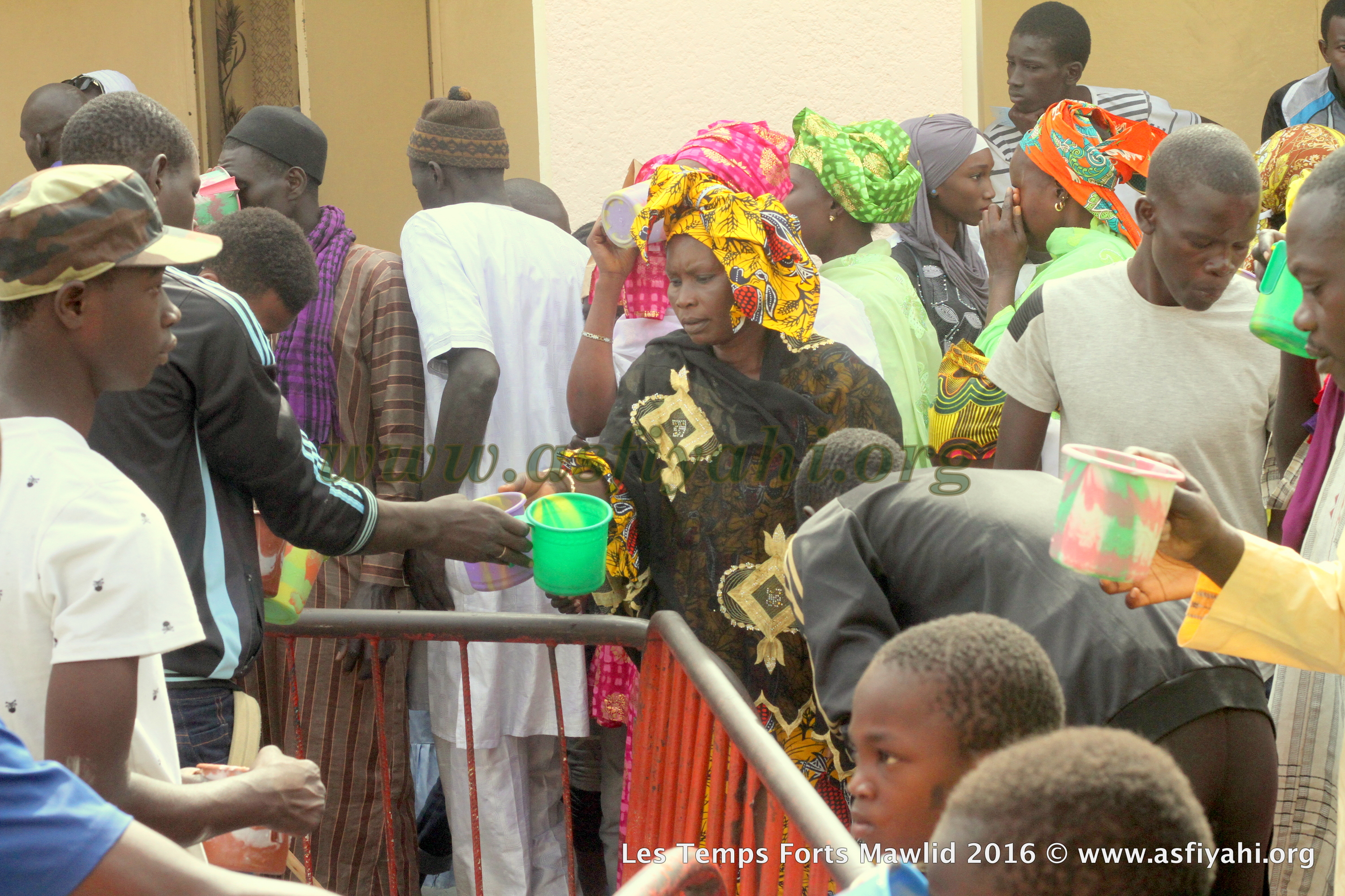 PHOTOS - Dispositif Sécuritaire et Médical, la Cuisine , les Ziarras , les Médias le commerce: Découvrez quelques  temps-forts du Gamou de Tivaouane 2016