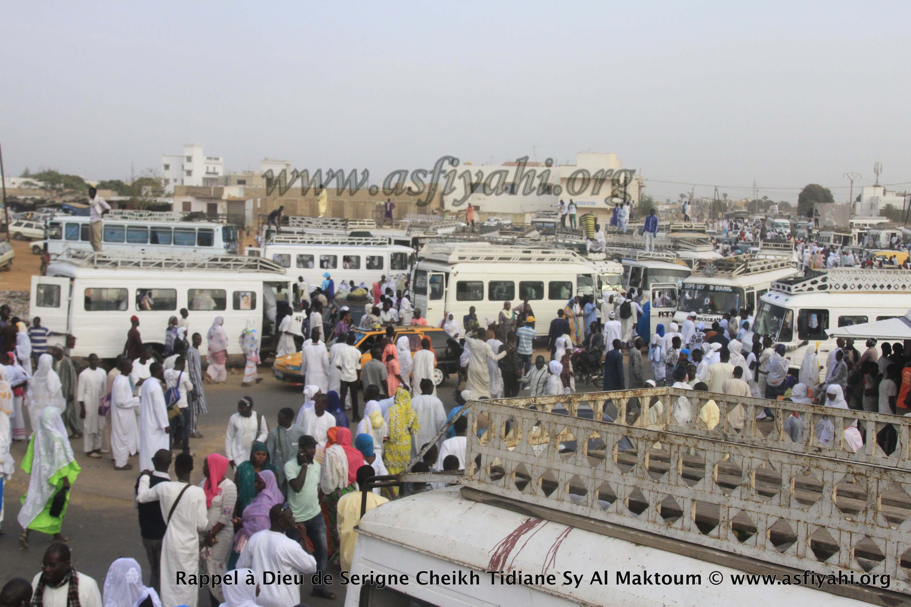 PHOTOS - RAPPEL À DIEU D'AL MAKTOUM: Plusieurs milliers de fidèles se recueillent