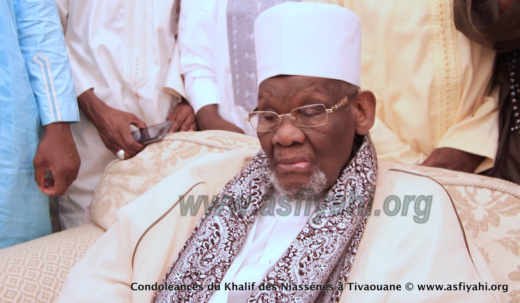 VIDEO - TIVAOUANE - RAPPEL À DIEU D'AL MAKTOUM - Suivez le film de la présentation de Condoléances du khalif de Médina Baye, Cheikh Ahmad Tidiane Niasse 