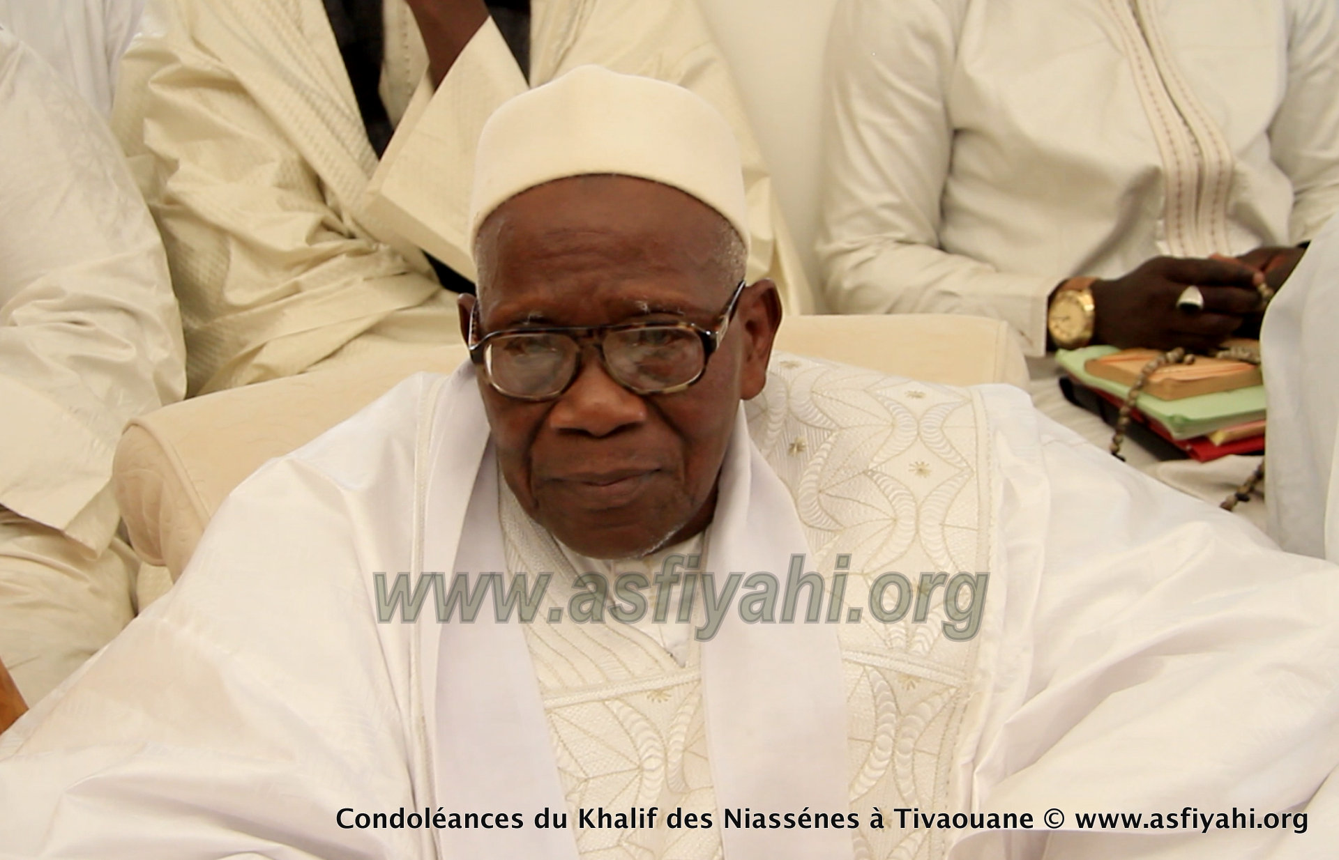 VIDEO - TIVAOUANE - RAPPEL À DIEU D'AL MAKTOUM - Suivez le film de la présentation de Condoléances du khalif de Médina Baye, Cheikh Ahmad Tidiane Niasse 