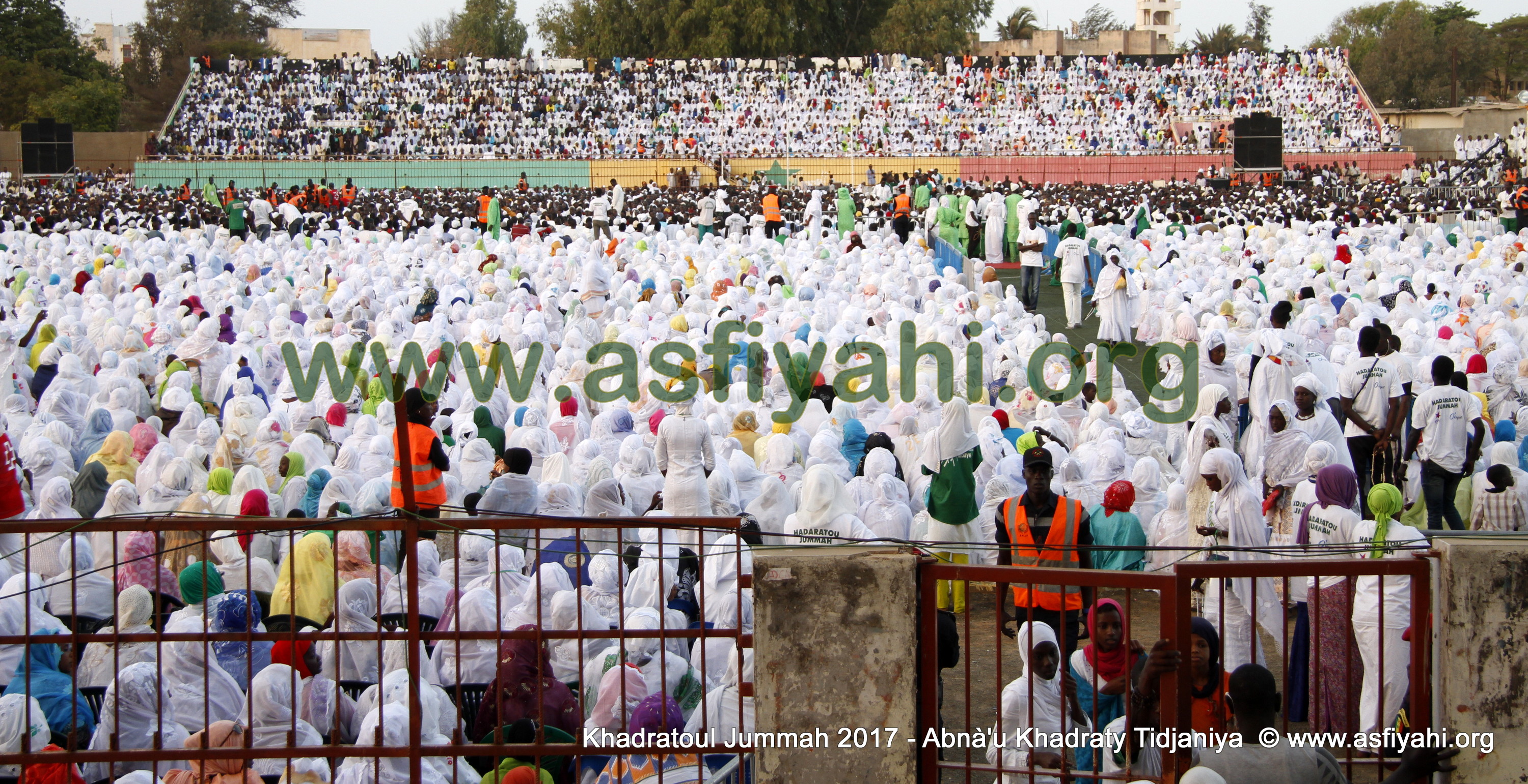 PHOTOS - Retour en Images sur la 5éme édition de la Hadratoul Djumah 2017, organisée au Stade Amadou Barry sous la direction de Serigne Abdoul Aziz Sy AL Amine  
