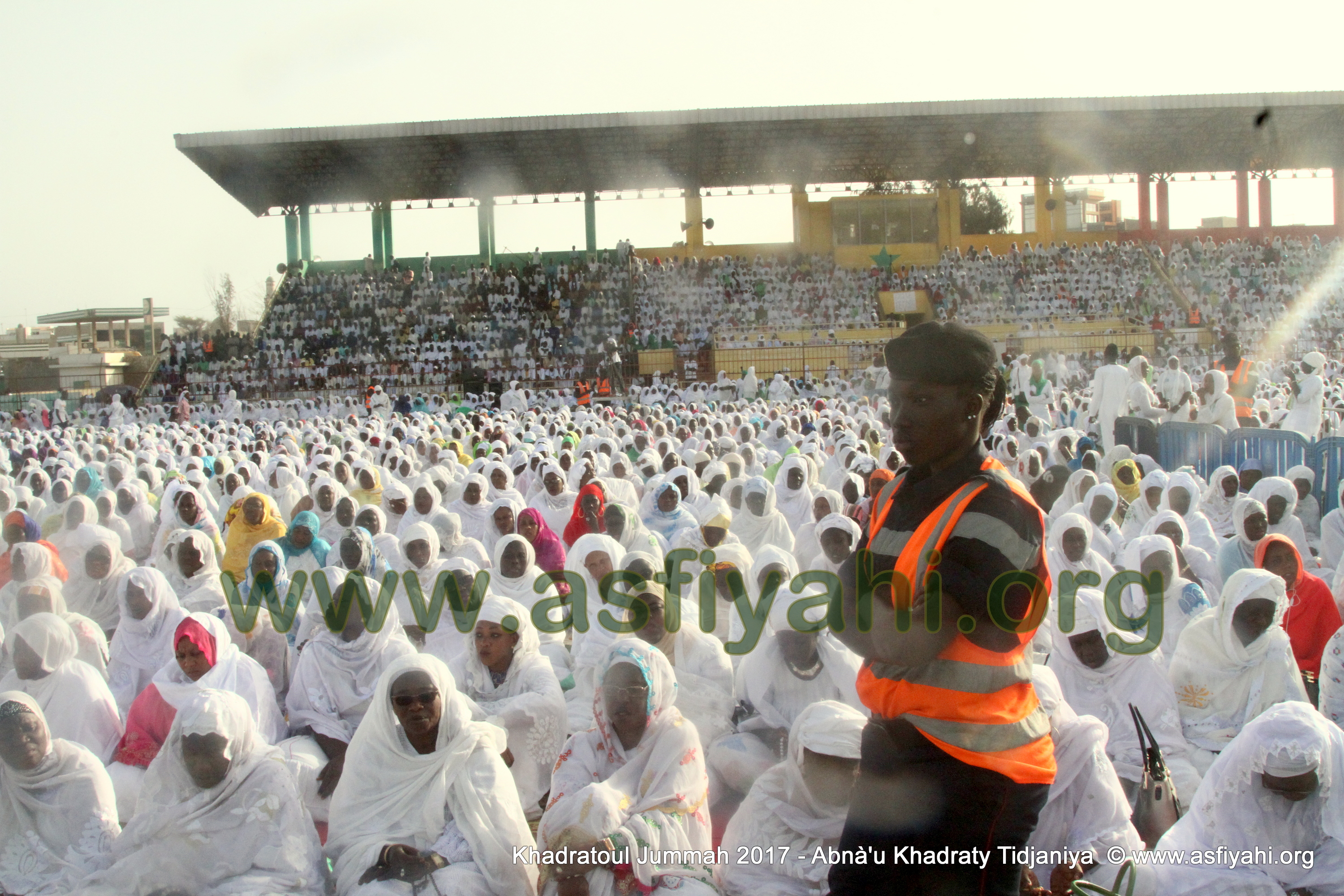 PHOTOS - Retour en Images sur la 5éme édition de la Hadratoul Djumah 2017, organisée au Stade Amadou Barry sous la direction de Serigne Abdoul Aziz Sy AL Amine  