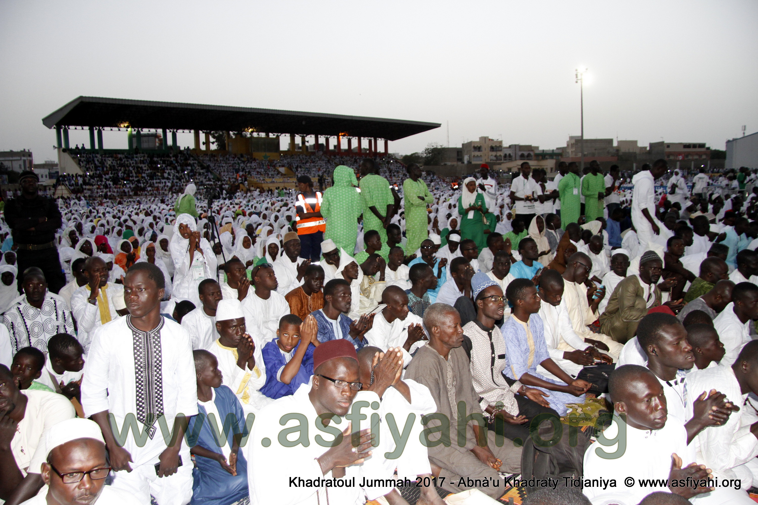 PHOTOS - Retour en Images sur la 5éme édition de la Hadratoul Djumah 2017, organisée au Stade Amadou Barry sous la direction de Serigne Abdoul Aziz Sy AL Amine  