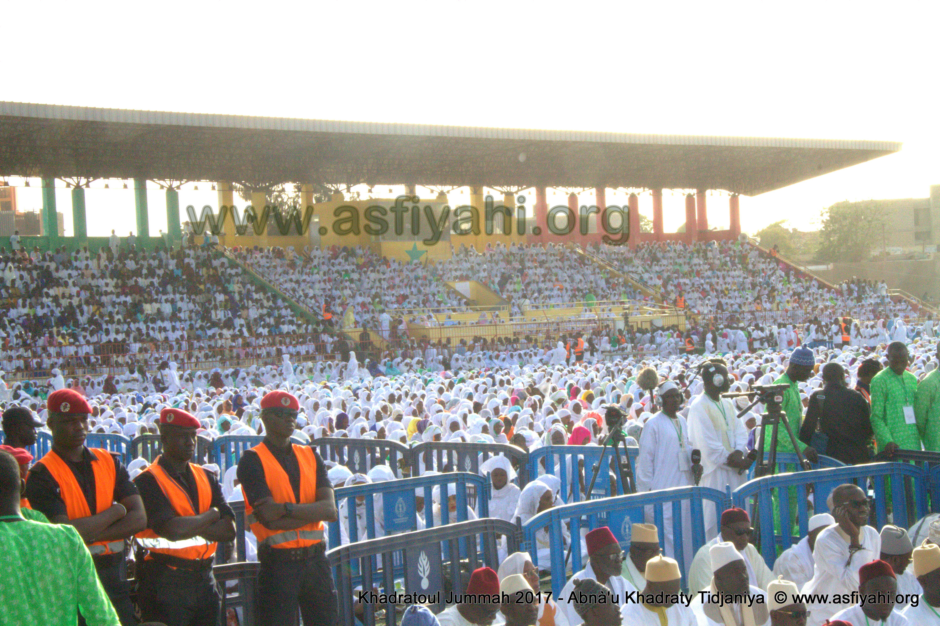 PHOTOS - Retour en Images sur la 5éme édition de la Hadratoul Djumah 2017, organisée au Stade Amadou Barry sous la direction de Serigne Abdoul Aziz Sy AL Amine  