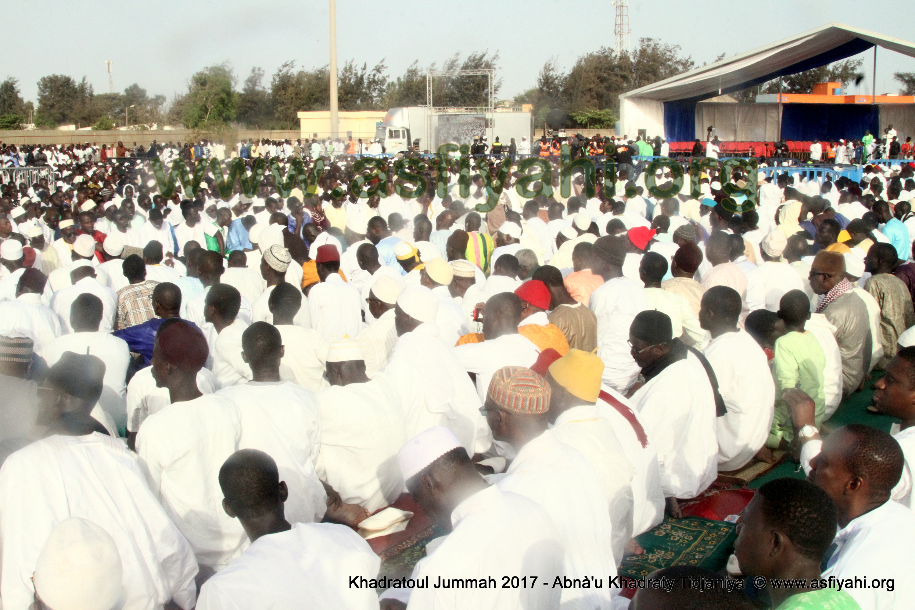 PHOTOS - Retour en Images sur la 5éme édition de la Hadratoul Djumah 2017, organisée au Stade Amadou Barry sous la direction de Serigne Abdoul Aziz Sy AL Amine  