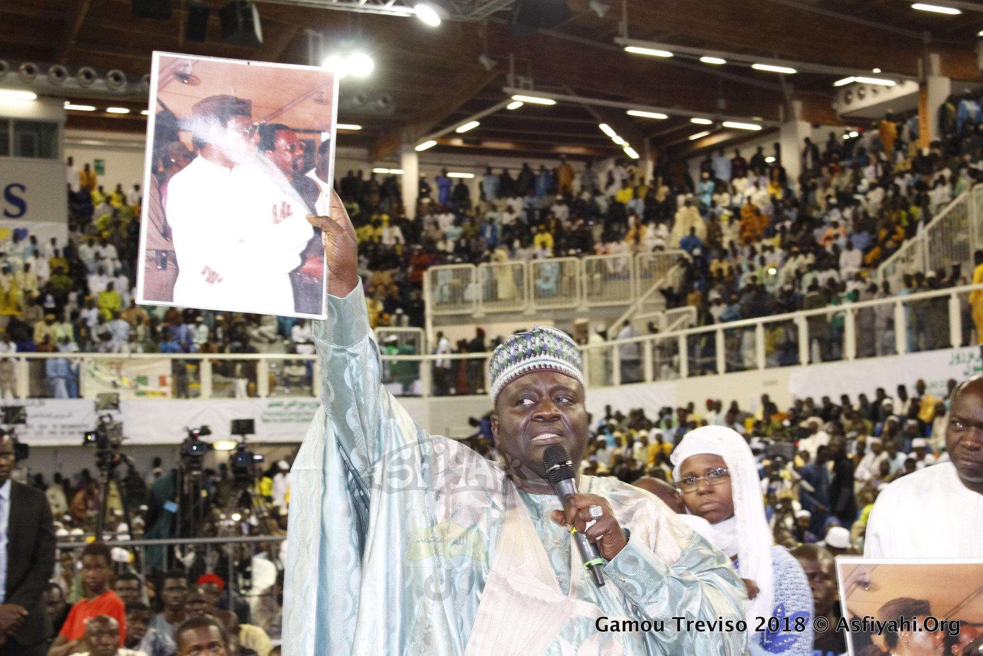 Une Photo offerte par le  Dahira Moustarchidine d'Italie à Serigne Habib et Serigne Cheikh Oumar Sy Djamil