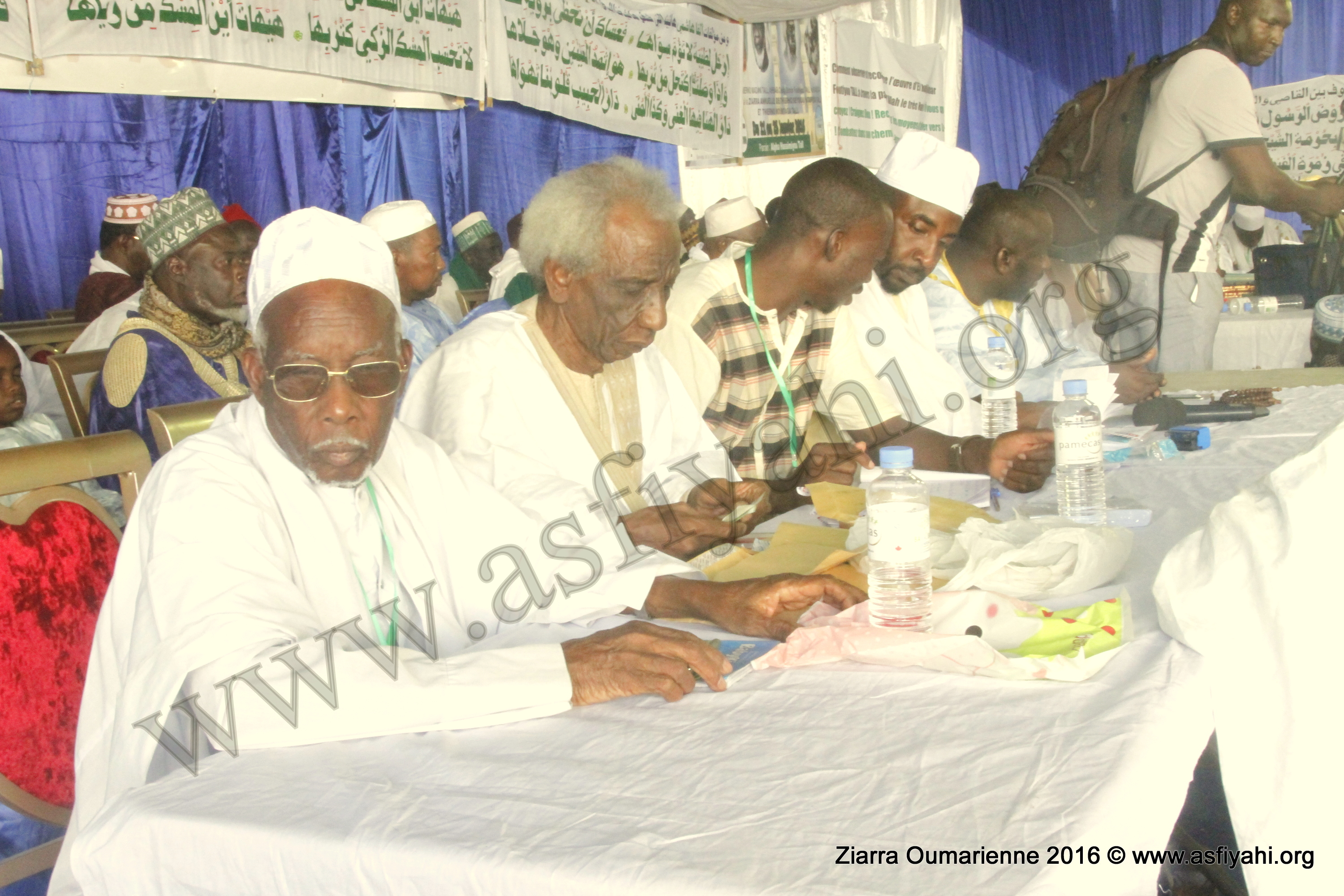 PHOTOS - ZIARRA OUMARIENNE 2016 - Conference sur le Parrain Alpha Hachim Tall, Exposition, Don à la Prison de Rebeuss , Decouvrez les Images de la ferveur de ce Week-end à la Grande Mosquée Oumarienne 
