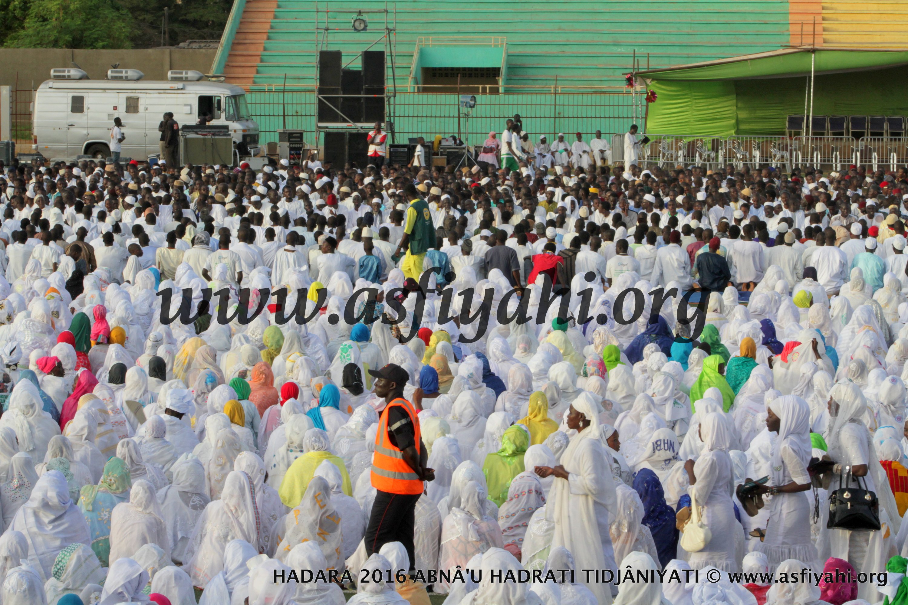 PHOTOS - 15 JUILLET 2016 AU STADE AMADOU BARRY - Regardez les images de la Hadratoul Djumah exceptionnelle presidée par Serigne Abdoul Aziz Sy Al Amine 