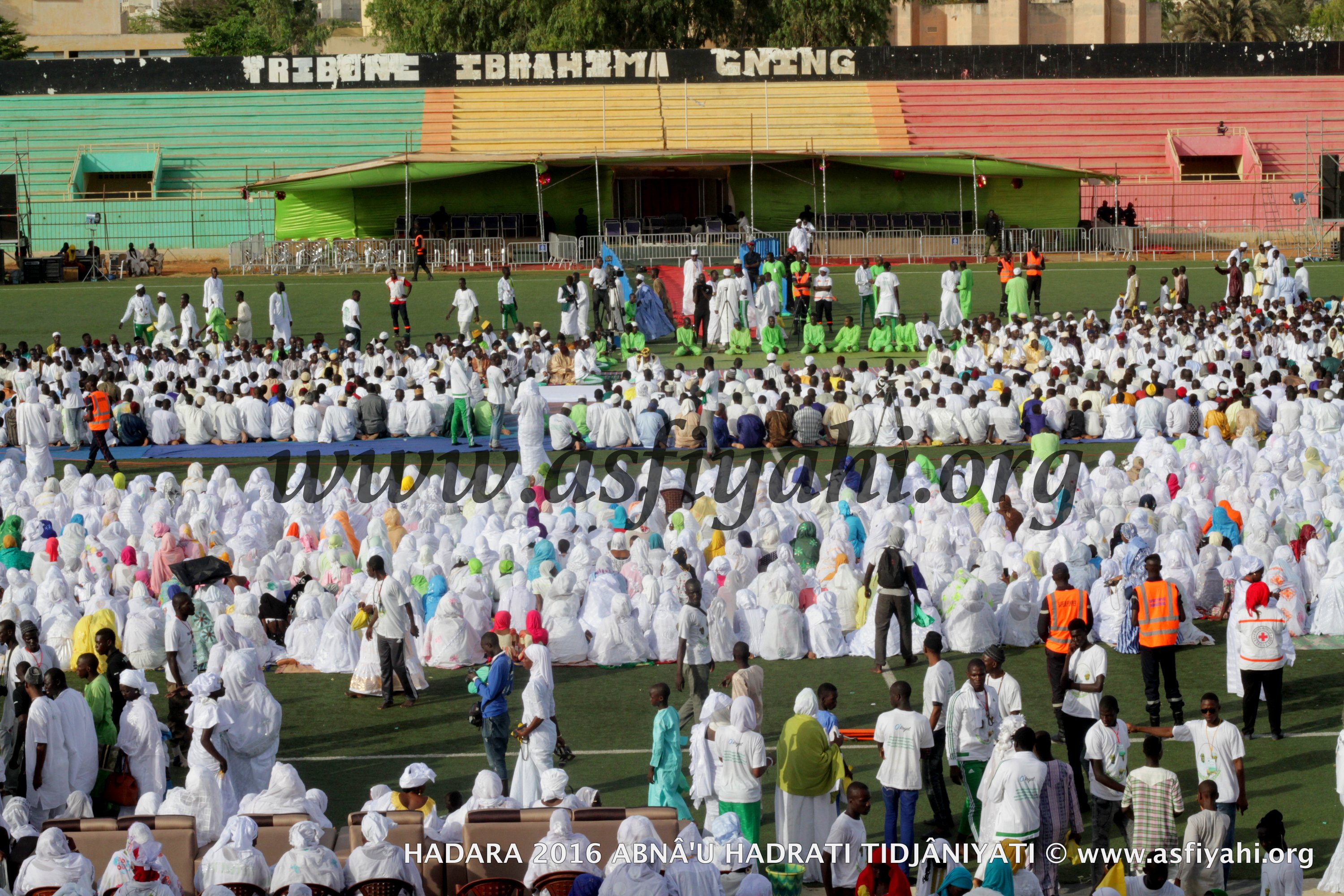 PHOTOS - 15 JUILLET 2016 AU STADE AMADOU BARRY - Regardez les images de la Hadratoul Djumah exceptionnelle presidée par Serigne Abdoul Aziz Sy Al Amine 