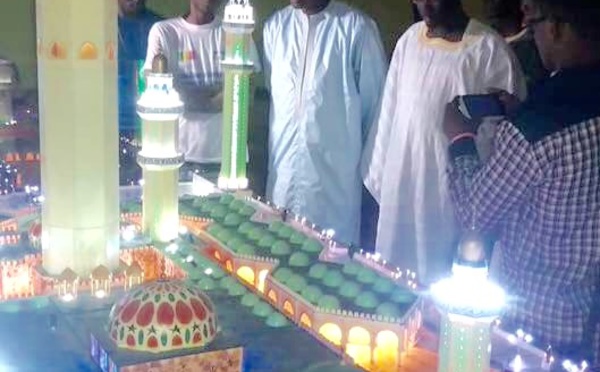 Regardez le cadeau symbolique d'un Talibé Tidiane à Cheikh Sidy Mokhtar Mbacké