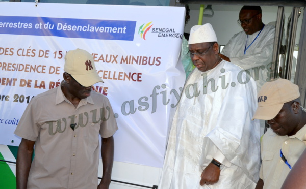 PHOTOS - Remise des clés de 15 nouveaux mini bus pour Tivaouane