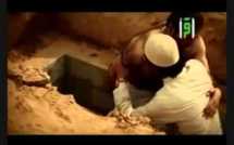 VIDEO : Un Cheikh reste 20 minutes dans une tombe pour vivre la réalité de la mort